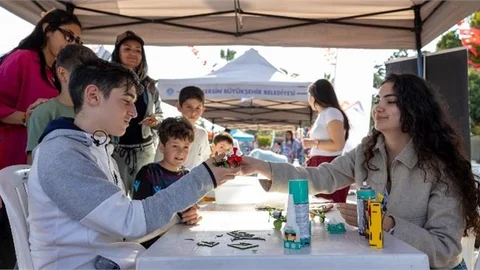BÜYÜKŞEHİR’İN KALPLERİ ISITAN FESTİVALİ 3. GÜNÜNDE DE RENGARENK GEÇTİ