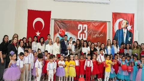 TARSUS’TA MİNİKLER 23 NİSAN’I DOYASIYA KUTLADI