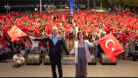 BAŞKAN SEÇER VE MERAL SEÇER ULUSAL EGEMENLİK VE ÇOCUK BAYRAMI KONSERİNE KATILDI