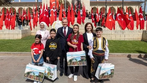 BAŞKAN SEÇER VE MERAL SEÇER, ‘23 NİSAN ULUSAL EGEMENLİK VE ÇOCUK BAYRAMI’ KUTLAMA TÖRENİNE KATILDI