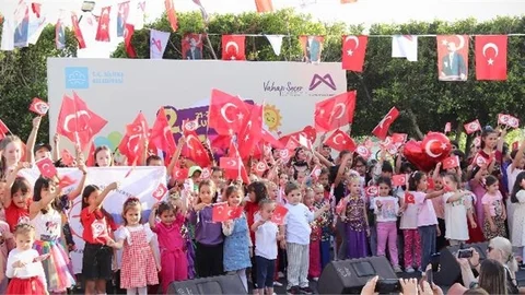 DÜNYANIN ÇOCUKLARI MERSİN’DE EL ELE RENKLİ DANSLARINI SAHNELEDİ