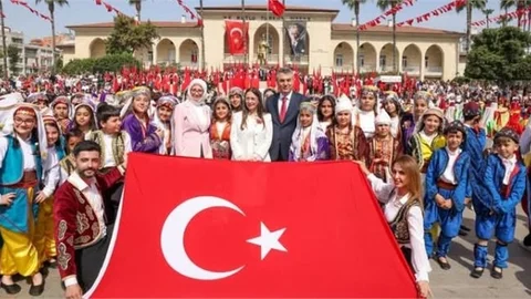 VALİ TOROS İLE EŞİ DUDU İREM TOROS, 23 NİSAN ULUSAL EGEMENLİK VE ÇOCUK BAYRAMI KUTLAMALARINA KATILDI