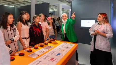 DÜNYA ÇOCUKLARI BÜYÜKŞEHİR’İN MERCAN 100. YIL İKLİM VE ÇEVRE BİLİM MERKEZİ’Nİ GEZDİ