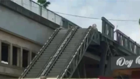 TARSUS'TA YÜRÜYEN MERDİVEN SÖKÜLÜYOR