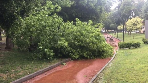 BÜYÜKŞEHİR EKİPLERİ TARSUS’TA YAĞIŞTAN DOLAYI YAŞANAN OLUMSUZLUKLARA ANINDA MÜDAHALE ETTİ