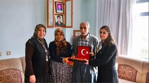 VALİ TOROS'UN EŞİNDEN, ŞEHİT AİLESINE ZİYARET