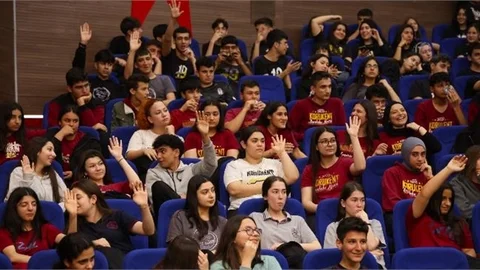 MERSİNLİ GENÇLER, DİJİTAL DÜNYAYI KONUŞTU