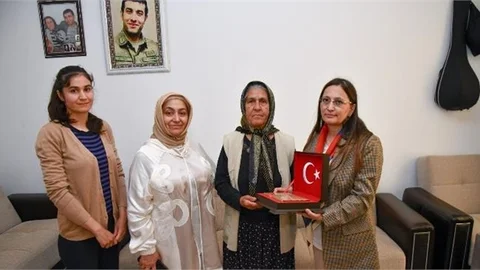 DUDU İREM TOROS, ŞEHİT UZMAN ÇAVUŞ ALİ GÜLNAR’IN AİLESİNİ ZİYARET ETTİ