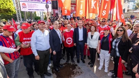 BAŞKAN SEÇER 1 MAYIS KORTEJİNDE EMEKÇİLERLE OMUZ OMUZA YÜRÜDÜ