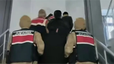 TÜRKİYE'DE 1' İ YABANCI UYRUKLU 21 GÖÇMEN KAÇAKÇISI İLE 547 DÜZENSİZ GÖÇMEN YAKALANDI