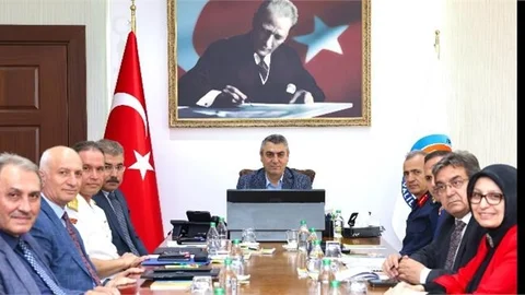 VALİ TOROS, KURUM İL MÜDÜRLERİNİN KATILIMIYLA DEĞERLENDİRME VE KOORDİNASYON TOPLANTISI GERÇEKLEŞTİRİLDİ
