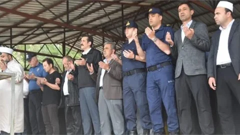 ŞEHİT POLİS'İN ANNESİ SON YOLCULUĞUNA DUALARLA UĞURLANDI