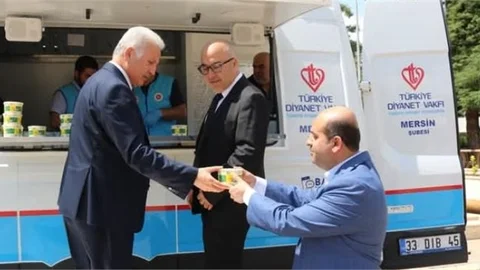 MERSİN'DE MOBİL İKRAM ARACI İKRAMLARINA DEVAM EDİYOR