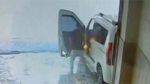 Araçta Korkutan Anlar! Yıkama Sırasında Powerbank Alev Aldı