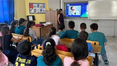 TARSUS ÜNİVERSİTESİ İLKOKULLARA İNEREK, EĞİTİM VERİYOR