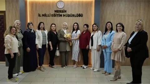 MERSİN'DE KADIN MUHTARLAR, MÜDÜR FAZİLET DURMUŞ'U MAKAMDA ZİYARET ETTİ
