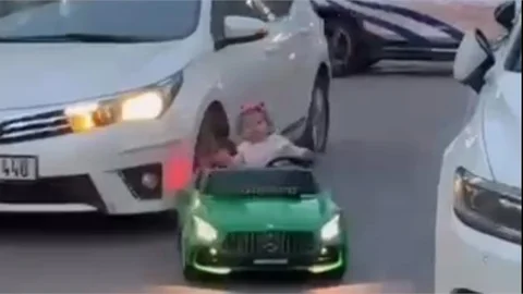 Akülü Araçla Yolda Oynayan Çocuğa Otomobil Çarptı