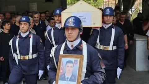 UZMAN ÇAVUŞ UYAR, TÖRENLE TOPRAĞA VERİLDİ