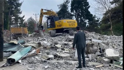 ÇAMLIYAYLA'DA MİLADINI TAMAMLAYAN VE ÇİRKİN GÖRÜNTÜ ARZEDEN BİNALAR YIKILIYOR