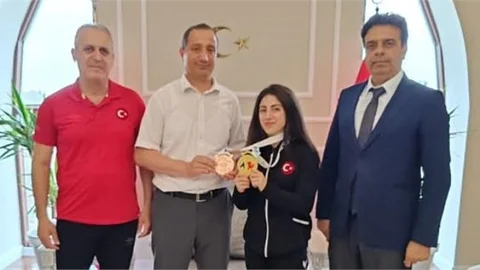 AVRUPA ŞAMPİYONU MİLLİ HALTERCİ GAMZE ALTUN'DAN KAYMAKAM AKYÜZ'E ZİYARET