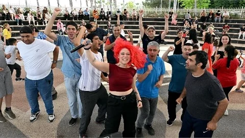 BÜYÜKŞEHİR’DEN ÖZEL ÇOCUKLARA DENİZ KEYFİ VE MÜZİK DOLU BİR GÜN