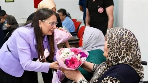 VALİ TOROS'UN EŞİ DUDU İREM TOROS'TAN HUZUREVİ ZİYARETİ