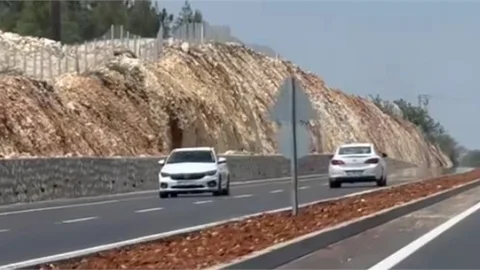 MERSİN'DE TRAFİĞİ TEHLİKEYE ATAN SÜRÜCÜYÜ JANDARMA YAKALADI