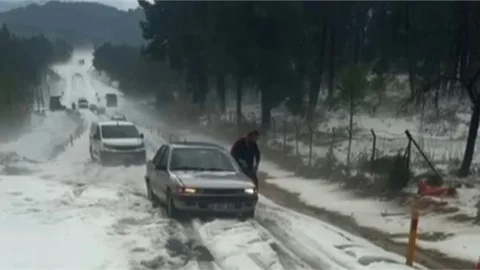 ÇAMLIYAYLA'YA 40 SANTİM DOLU YAĞDI, ARAÇLAR YOLDA KALDI
