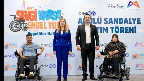 MERSİN’DE ENGELLER KALKIYOR: BÜYÜKŞEHİR’DEN AKÜLÜ SANDALYE DESTEĞİ