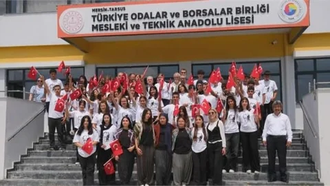 TARSUS TSO, TOBB MESLEK VE TEKNİK ANADOLU LİSESİ'NİN 19 MAYIS COŞKUSUNA ORTAK OLDU