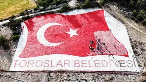 BAŞKAN YILDIZ, KENTİN SİMGESİ OLAN AY YILDIZLI TÜRK BAYRAĞI’NI GENÇLERLE BOYADI