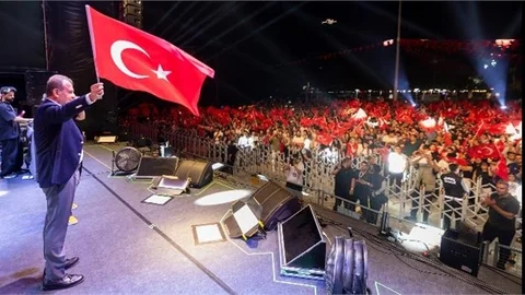 GENÇLİK ŞEHRİ MERSİN’DE GENÇLİK BAYRAMI COŞKUSU SİMGE KONSERİ İLE TAVAN YAPTI