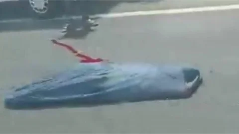 ARACIN ÖNÜNE ATTLAYAN ŞAHIS HAYATINI KAYBETTİ