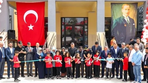 VALİ TOROS, ŞEHİT JANDARMA UZMAN ÇAVUŞ ASIM TÜRKEL’İ ANMA VE ŞEHİT ASIM TÜRKEL İLKOKULUNUN TEMSİLİ AÇILIŞ PROGRAMINA KATILDI