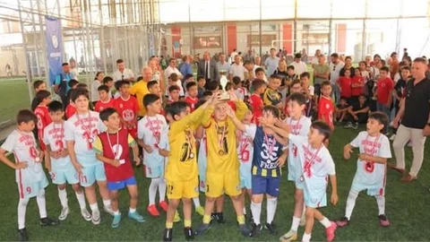 TARSUS'TA İLKOKULLARARASI HALI SAHA TURNUVASI