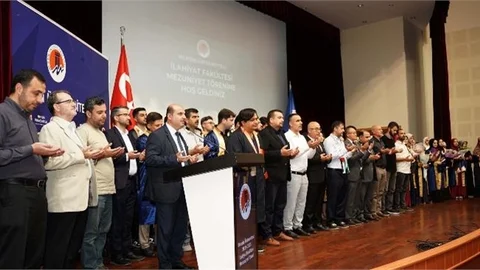 MERSİN ÜNİVERSİTESİ'NDE İLAHİYAT FAKÜLTESİ ÖĞRENCİLERİ TÖRENLE MEZUN OLDU