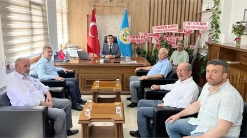 MHP'Lİ BAŞKAN AKIN'DAN MÜDÜR ŞEVK'E HAYIRLI OLSUN ZİYARETİ