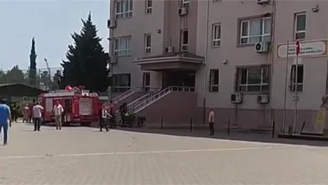MERSİN'DE ÇIKAN YANGIN , OKULU TAHLİYE ETTİRDİ