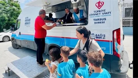 TARSUS MÜFTÜLÜĞÜ, MİNİK ÖĢRENCİLERE DONDURM İKRAM ETTİ