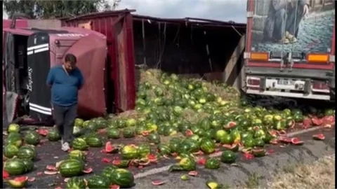 TARSUS ALİFAKI YOLUNDA 2 GÜN ÜST ÜSTE KARPUZ KAMYONU DEVRİLDİ