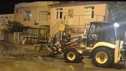 Mersin Büyükşehir Belediyesi ekiplerinden gece boyunca mesai