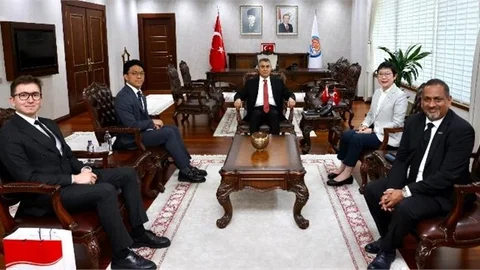 VALİ TOROS, SİNGAPUR CUMHURİYETİ TÜRKİYE BÜYÜKELÇİSİ KOK Lİ PENG VE BERABERİNDEKİ HEYET İLE GÖRÜŞTÜ