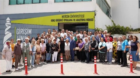 Mersin Üniversitesi 60+ Tazelenme Üniversitesinde Yıl Sonu Coşkusu