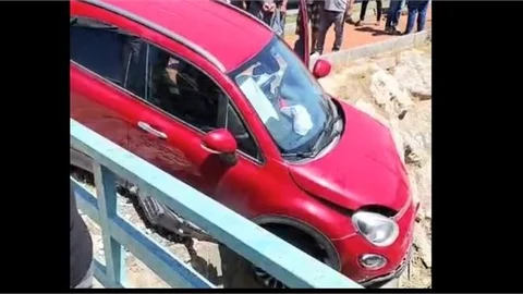 TARSUS'TA KONTROLDEN ÇIKAN ARAÇ DERE KORKULUKLARINA TAKILDI