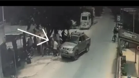 TARTIŞTIĞI KİŞİYİ HERKESİN ÖNÜNDE ARACIYLA EZDİ