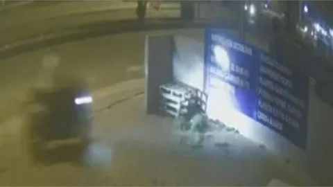 Tarsus’ta Motosiklet Kaldırıma Çıktı, Bariyerlere Çarptı