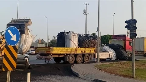 TARSUS’TA PLASTİK KASA HAMMADDESİ POLİETİLENDİR YÜKLÜ TIRIN TAŞIDIĞI YÜK YOLA SAVRULDU