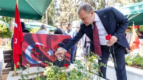 BAŞKAN SEÇER, BAYRAM ARİFESİNDE ŞEHİTLİĞİ ZİYARET ETTİ, PROTOKOLLE BAYRAMLAŞTI