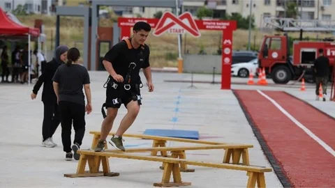 İTFAİYE ERİ ADAYLARI PARKUR SINAVINA HAZIRLANIYOR