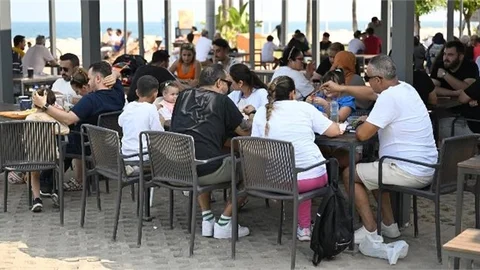 MERSİN BÜYÜKŞEHİR’İN AKDENİZ MANZARALI KAFELERİNE BU BAYRAMDA DA YOĞUN İLGİ